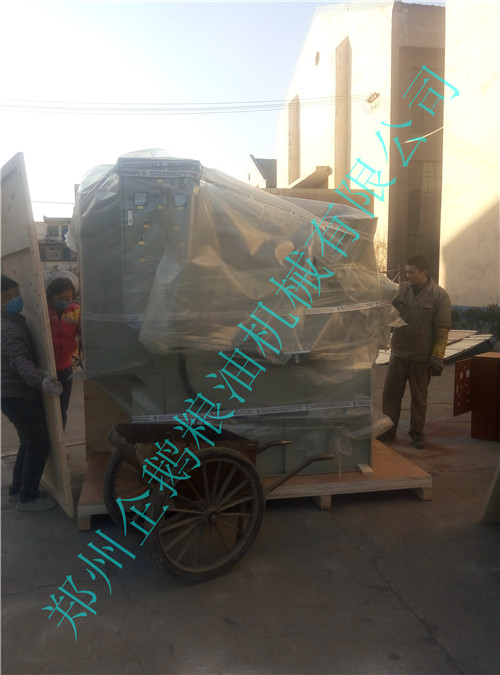 出口100型螺旋榨油機設(shè)備裝箱包裝中(圖1) 出口100型螺旋榨油機設(shè)備裝箱包裝中(圖1)