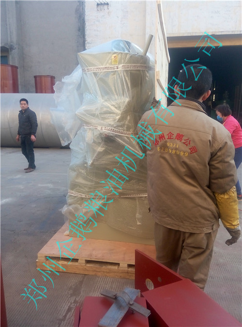 出口100型螺旋榨油機設(shè)備裝箱包裝中(圖2) 出口100型螺旋榨油機設(shè)備裝箱包裝中(圖2)