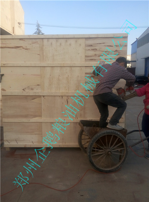 出口100型螺旋榨油機設(shè)備裝箱包裝中(圖3) 出口100型螺旋榨油機設(shè)備裝箱包裝中(圖3)