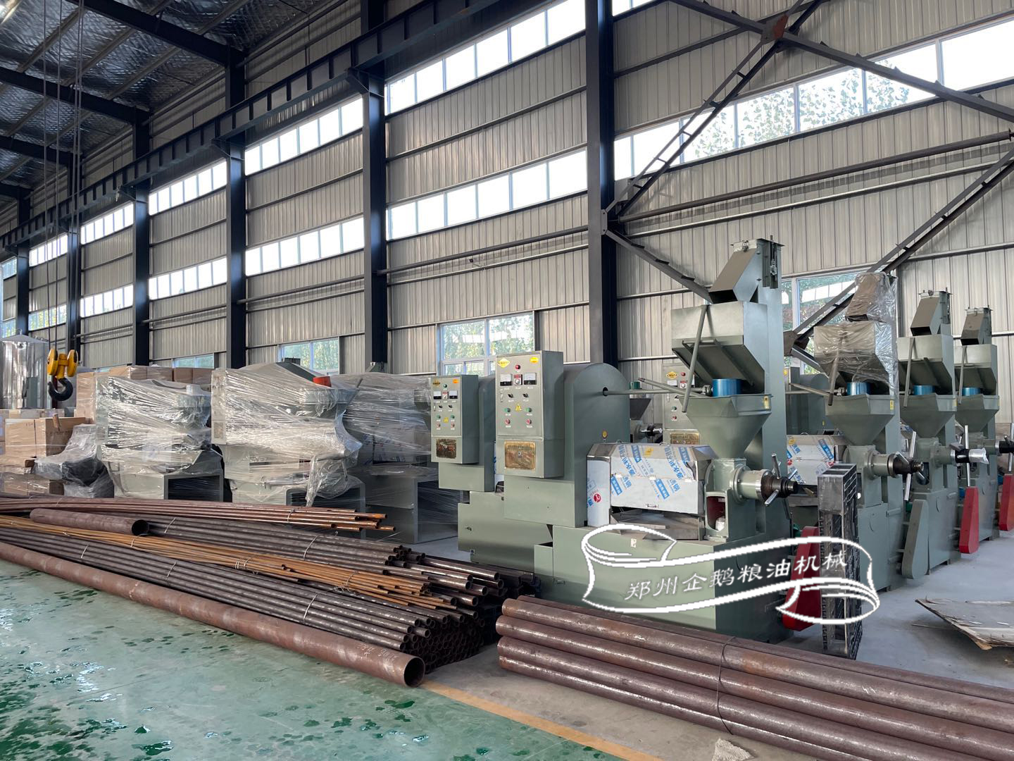 擺脫油坊菜籽油壓榨工藝混亂,選鄭州企鵝榨油(圖1) 螺旋榨油機